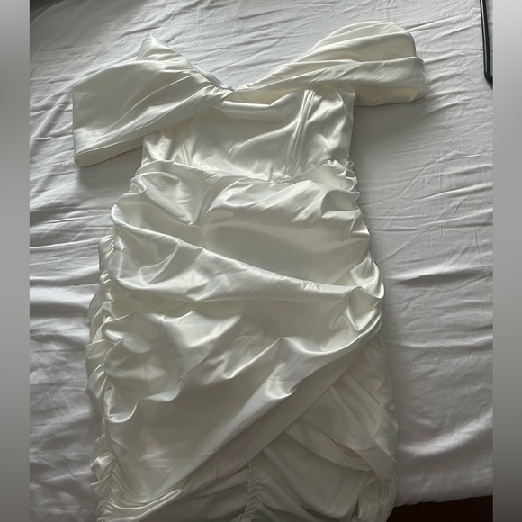 New white satin dress - Picture 3 of 3